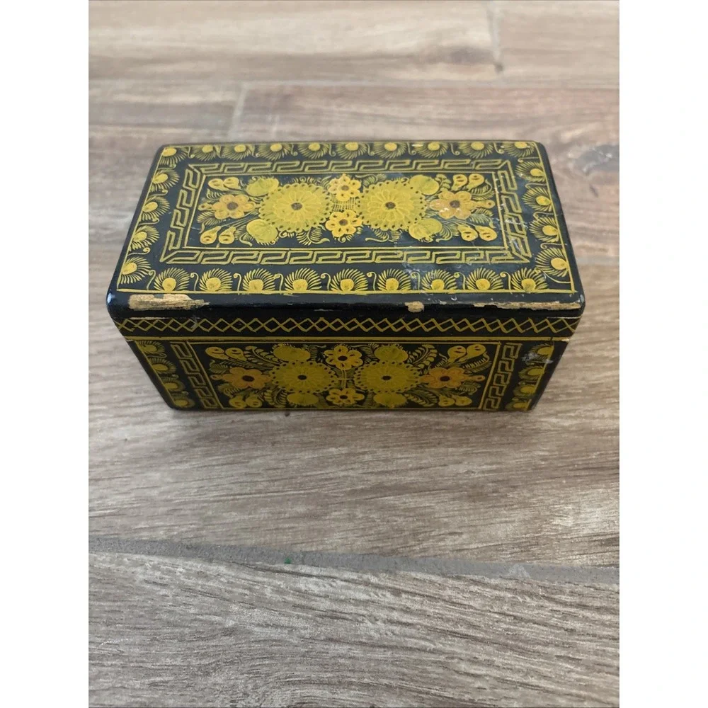 Vintage Hand Carved Lacquer Box, Olinala Mexico‎ - Flowers & Foliage